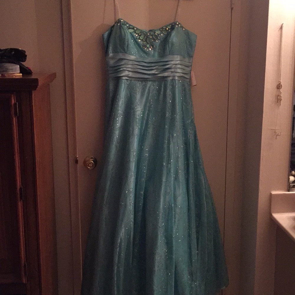 Prom dress - Picture 2 of 8